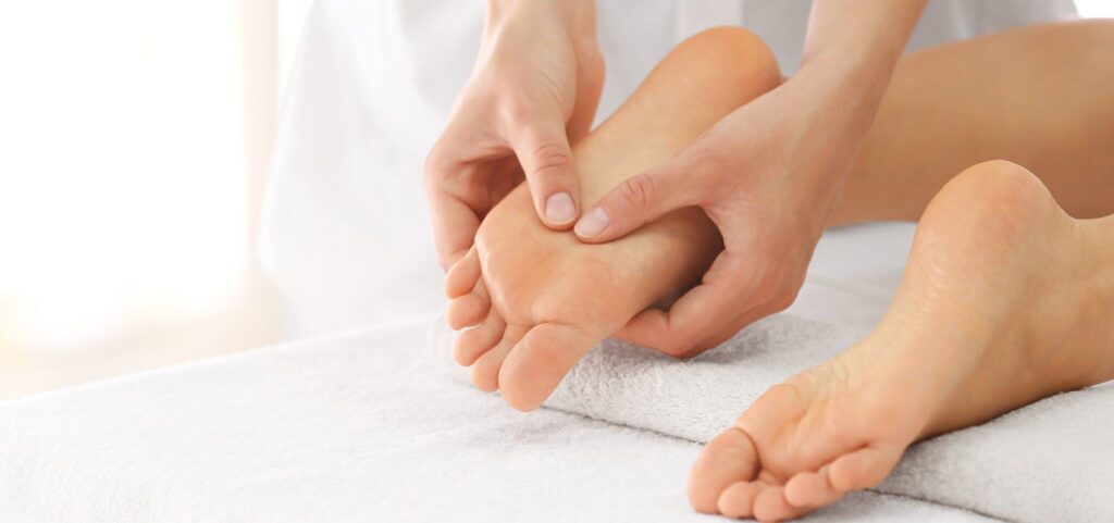 Masaje de pies con técnica de reflexología podal